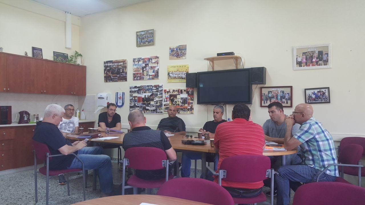 שרון דרוקר בישיבת עבודה ראשונה בעומר. 